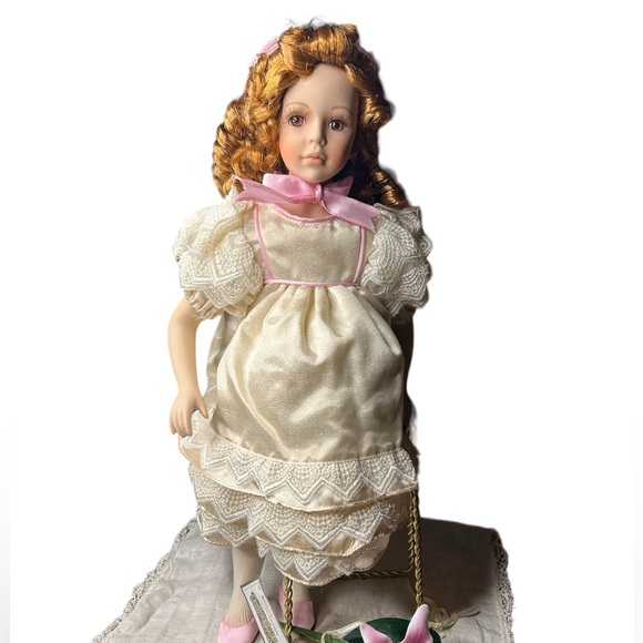 Heritage Signature Porcelain Doll Collection Lily New in Box - Picture 2 of 12